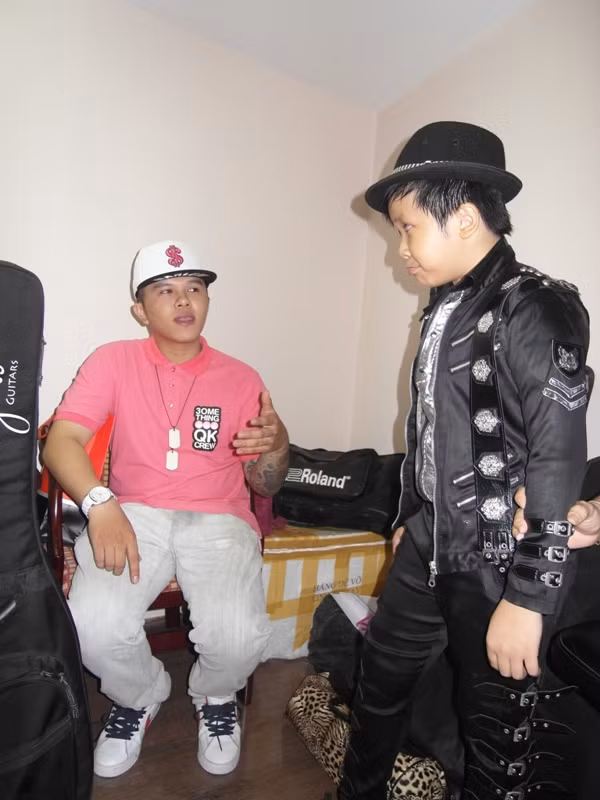 Cậu bé vừa tập nhảy, vừa liếng thoắng nói chuyện với Mr.T.