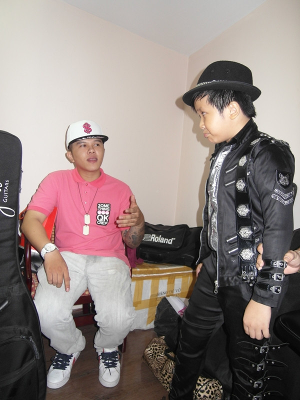 Cậu bé vừa tập nhảy, vừa liếng thoắng nói chuyện với Mr.T. Cậu bé vừa tập nhảy, vừa liếng thoắng nói chuyện với Mr.T.