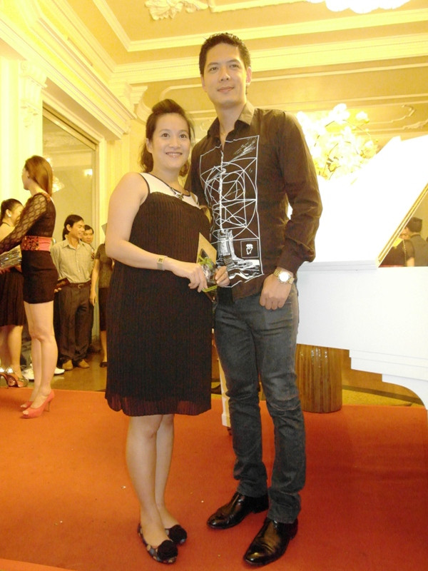 Bình Minh cho biết: “Dạo này bụng Anh Thơ đã khá to, rất hạn chế ra ngoài nhưng đây là đêm nhạc đặc biệt nên cứ đòi tôi dẫn đi xem”.