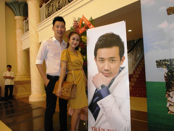 Vợ chồng Ốc Thanh Vân đến chia vui cùng Trấn Thành. Vợ chồng Ốc Thanh Vân đến chia vui cùng Trấn Thành.