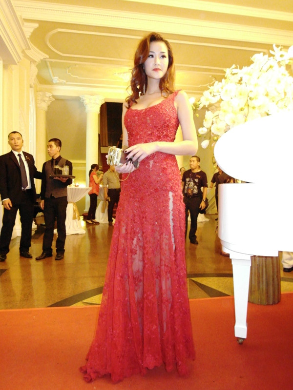 Ca sĩ, người mẫu Maya.