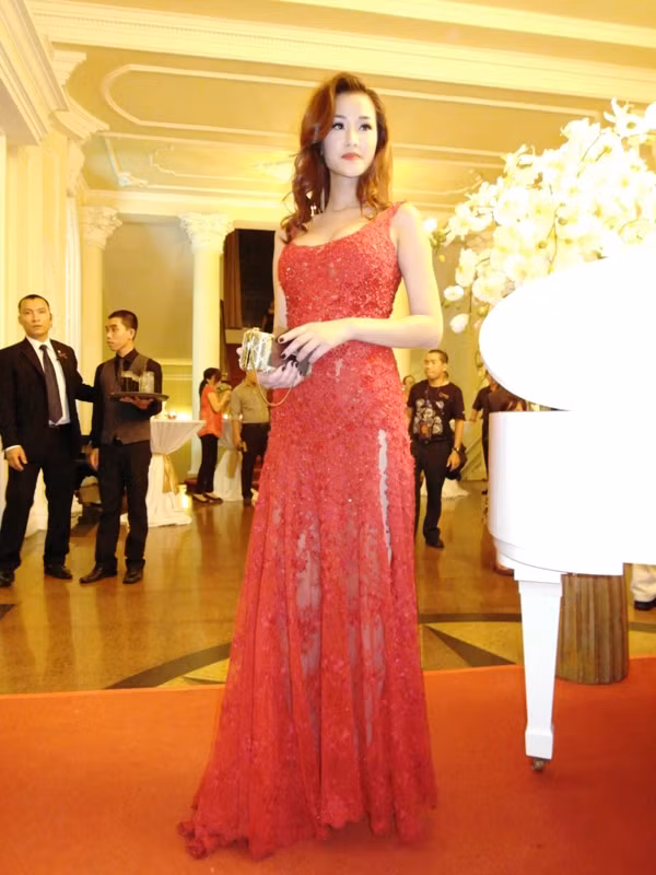 Ca sĩ, người mẫu Maya.