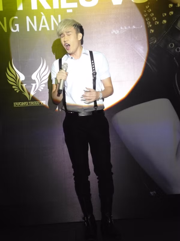 CD Còn mãi nồng nàn đánh dấu một chặng đường nghệ thuật của Dương Triệu Vũ, anh đã dần thoát khỏi "cái bóng" quá lờn của người thầy - Mr Đàm.