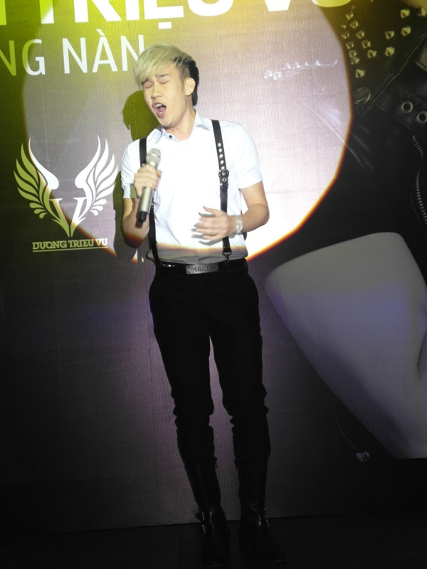 CD Còn mãi nồng nàn đánh dấu một chặng đường nghệ thuật của Dương Triệu Vũ, anh đã dần thoát khỏi "cái bóng" quá lờn của người thầy - Mr Đàm. CD Còn mãi nồng nàn đánh dấu một chặng đường nghệ thuật của Dương Triệu Vũ, anh đã dần thoát khỏi "cái bóng" quá lờn của người thầy - Mr Đàm.