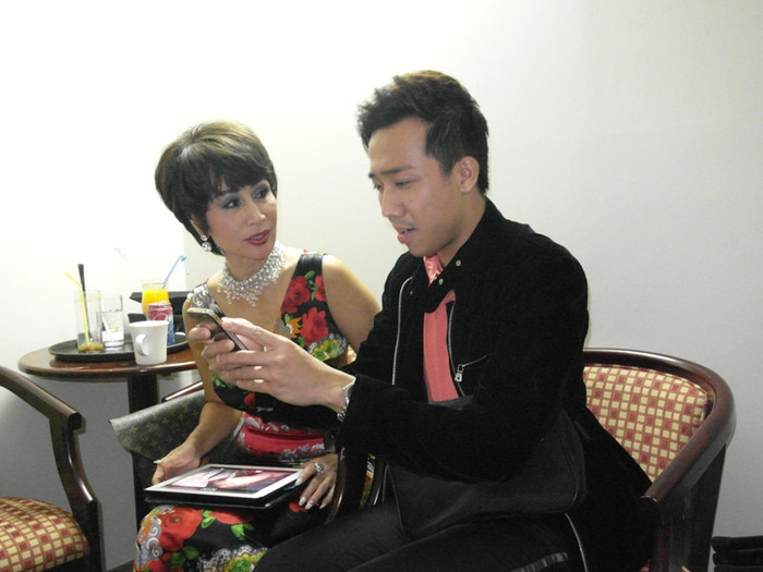 Trấn Thành trấn an: “Chị yên tâm, trong điện thoại của em có đủ lời những bài chị hát mà”.