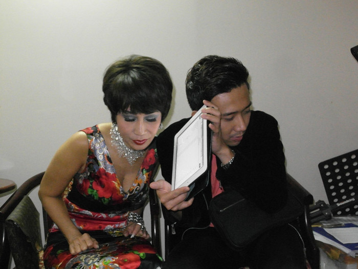 Trấn Thành tỏ vẻ rất am hiểu âm nhạc, mở nhạc nền cho Khánh Hà nghe “tông” một số bài "tủ" của chị.