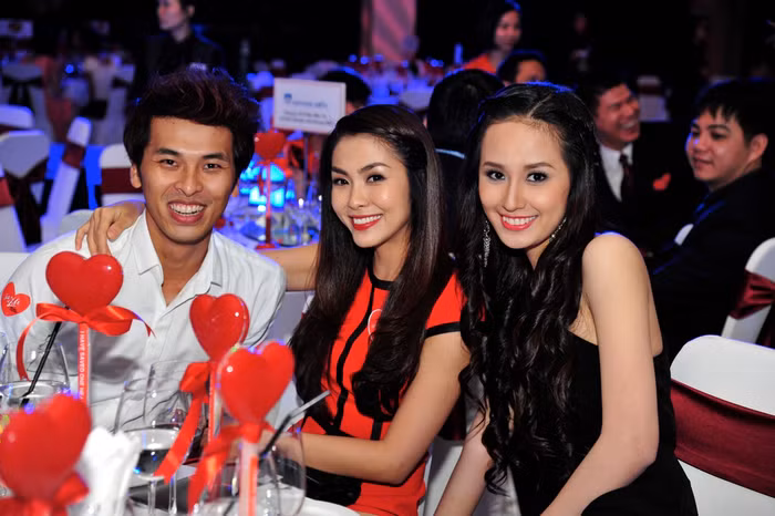 Trong khi đó, Tăng Thanh Hà đang thân mật với người bạn Quang Tuyến và Hoa hậu Mai Phương Thuý.