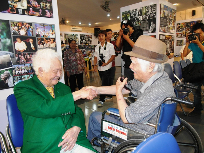 Hai nhạc sĩ “cây đa, cây đề” còn sót lại: Phạm Duy (trái) và Nguyễn Văn Tý. Hai ông tay bắt, mặt mừng khi gặp lại nhau. Hai nhạc sĩ cũng có tên trong bộ ảnh 300 nhân vật tiêu biểu của nhiếp ảnh gia Nguyễn Á.