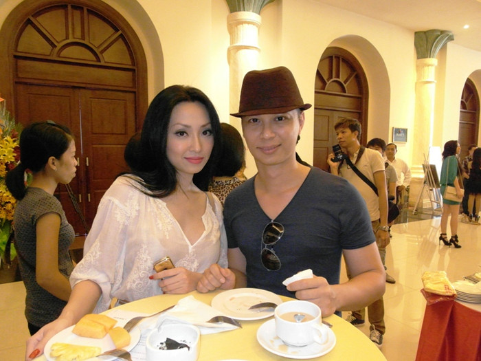 Ca sĩ Như Ý và ca sĩ Nam Khánh. Ca sĩ Như Ý và ca sĩ Nam Khánh.