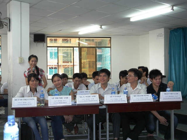 Các cựu sinh viên lớp trước đã tận tình chia sẻ với các đàn em những thắc mắc về liên thông Đại học. Các cựu sinh viên lớp trước đã tận tình chia sẻ với các đàn em những thắc mắc về liên thông Đại học.