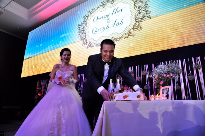 Sau đó, chú rể tự tay bưng chiếc bánh kem đến trước cô dâu. Sau đó, chú rể tự tay bưng chiếc bánh kem đến trước cô dâu.