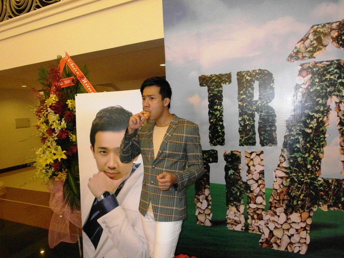 Thể hiện một buổi họp báo ra mắt DVD hài, Trấn Thành cũng…hài như trong…vai diễn. Trong ảnh: Trấn Thành đang cố nuốt một cái bánh ngọt trước ống kính của phóng viên. Thể hiện một buổi họp báo ra mắt DVD hài, Trấn Thành cũng…hài như trong…vai diễn. Trong ảnh: Trấn Thành đang cố nuốt một cái bánh ngọt trước ống kính của phóng viên.