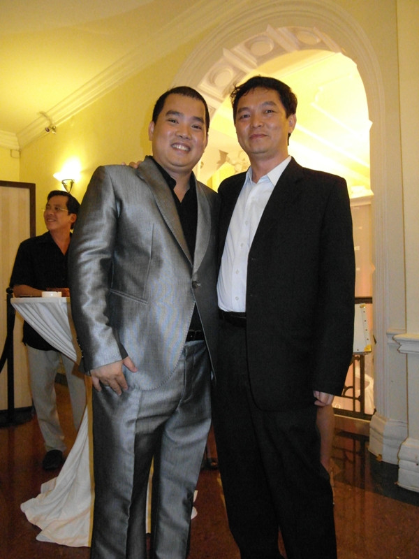 Trong khi đó, “ông xã cưng” của cựu người mẫu khá thanh thản, thoải mái, tiếp đón bạn bè.