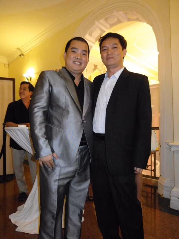 Trong khi đó, “ông xã cưng” của cựu người mẫu khá thanh thản, thoải mái, tiếp đón bạn bè.