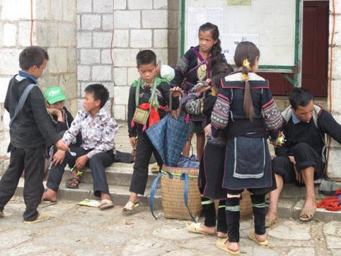 Ở thị trấn này, có rất nhiều em nhỏ không được đi học mà hàng ngày phải đi bán hàng cho khách du lịch kiếm tiền.