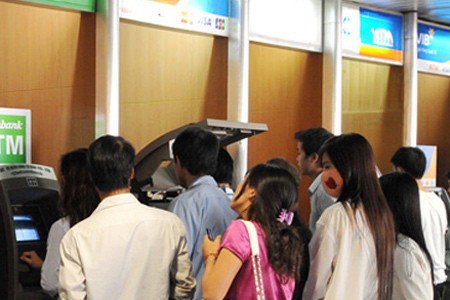 Một số ngân hàng đang miễn phí rút tiền qua hệ thống ATM ngoại mạng cho khách hàng, song việc này hầu như không liên quan gì tới ý kiến chỉ đạo mới đây của Ngân hàng Nhà nước. Một số ngân hàng đang miễn phí rút tiền qua hệ thống ATM ngoại mạng cho khách hàng, song việc này hầu như không liên quan gì tới ý kiến chỉ đạo mới đây của Ngân hàng Nhà nước.