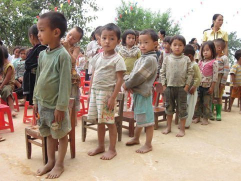 Hầu hết các em trong trường đều không có giày dép mà phải đi chân đất mấy cây số để đến trường.