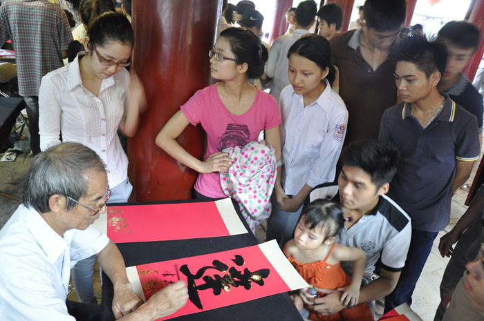 Khu vực viết chữ Hán thu hút rất đông các sĩ tử vào xin chữ để cầu may. Mỗi chữ được bán ra cho mọi người với giá 100.000 đồng. Khu vực viết chữ Hán thu hút rất đông các sĩ tử vào xin chữ để cầu may. Mỗi chữ được bán ra cho mọi người với giá 100.000 đồng.