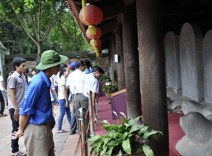 Lực lượng thanh niên tình nguyện của các trường Đại học được huy động để bảo vệ và trông coi các bia tiến sĩ. Lực lượng thanh niên tình nguyện của các trường Đại học được huy động để bảo vệ và trông coi các bia tiến sĩ.