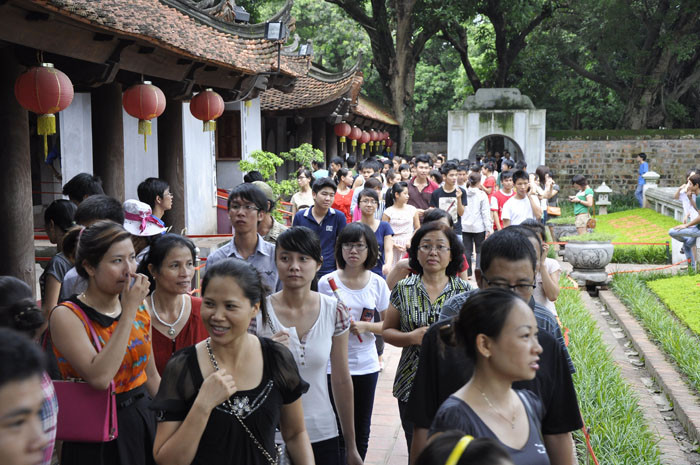 Các sĩ tử đến Văn Miếu - Quốc Tử Giám tập trung ở bia tiến sĩ để ‘cầu may”. Các sĩ tử đến Văn Miếu - Quốc Tử Giám tập trung ở bia tiến sĩ để ‘cầu may”.