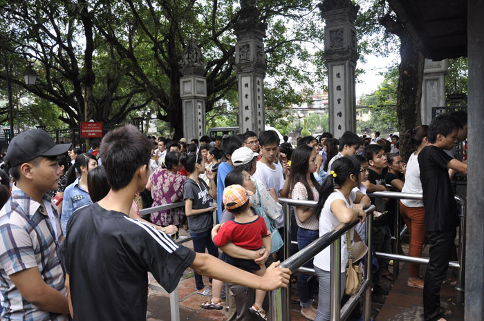 Trong những ngày này, Văn Miếu - Quốc Tử Giám có 3 nơi bán vé tham quan nhưng nơi nào cũng đông kín người. Vé một lượt là 20.000 đ, giảm 50% cho đối tượng là sinh viên. Trong những ngày này, Văn Miếu - Quốc Tử Giám có 3 nơi bán vé tham quan nhưng nơi nào cũng đông kín người. Vé một lượt là 20.000 đ, giảm 50% cho đối tượng là sinh viên.