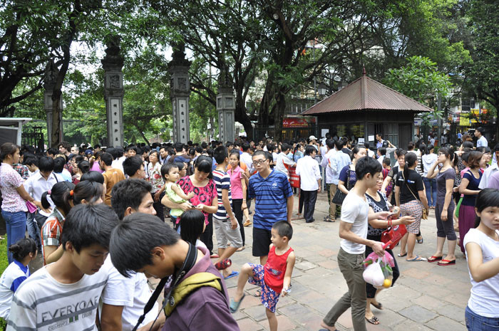 Những ngày cuối tháng 6, nhiều sĩ tử lựa chọn đến Văn Miếu - Quốc Tử Giám để “cầu may”. Những ngày cuối tháng 6, nhiều sĩ tử lựa chọn đến Văn Miếu - Quốc Tử Giám để “cầu may”.