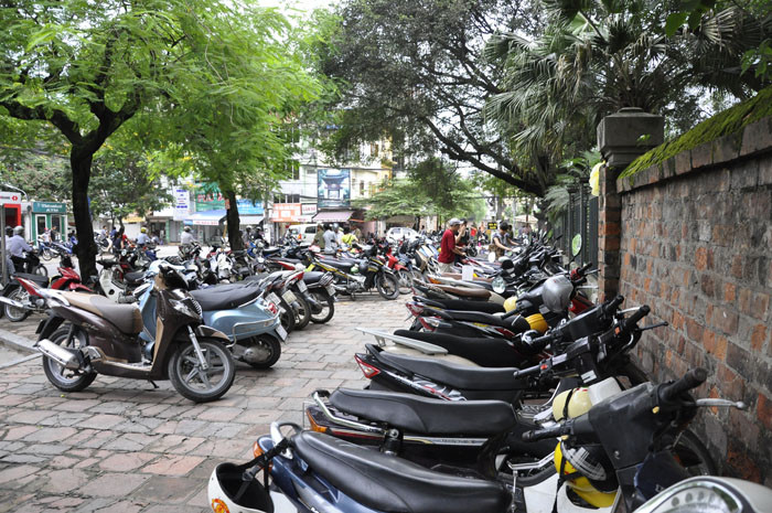 Trong những ngày này, quanh khu vực Văn Miếu - Quốc Tử Giám cũng xuất hiện nhiều khu trông xe tự phát. Giá vé mỗi lần gửi xe lên tới 10.000 đồng/ vé. Trong những ngày này, quanh khu vực Văn Miếu - Quốc Tử Giám cũng xuất hiện nhiều khu trông xe tự phát. Giá vé mỗi lần gửi xe lên tới 10.000 đồng/ vé.