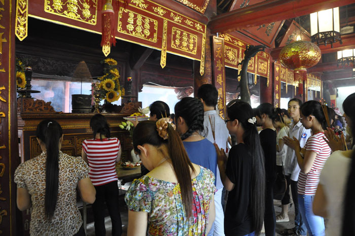 Nhiều thí sinh và người nhà đang thành kính cầu khấn. Nhiều thí sinh và người nhà đang thành kính cầu khấn.