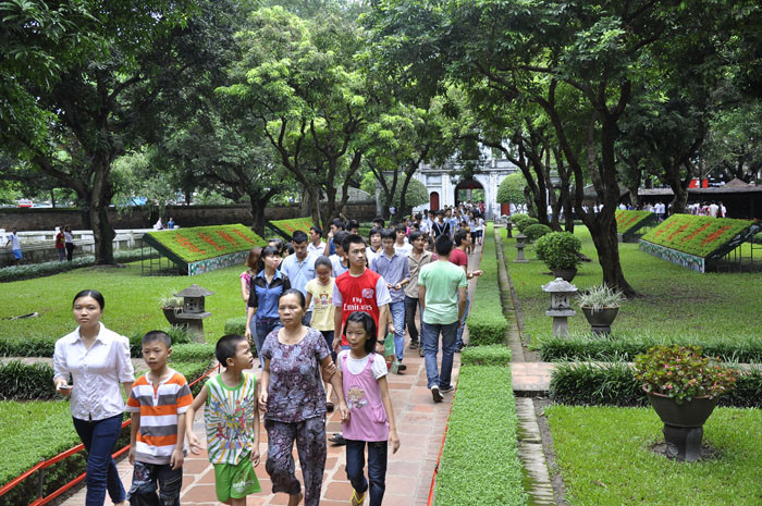 Đoàn người nối đuôi nhau đông vui như ngày hội. Đoàn người nối đuôi nhau đông vui như ngày hội.