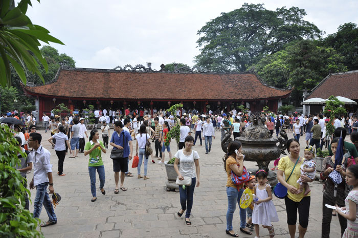 Sân Quốc Tử Giám đông kín người. Sân Quốc Tử Giám đông kín người.