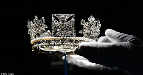 Chiếc vương miện Diamond Diadem Tiara được Nữ hoàng Anh đeo và xuất hiện trên các tem thư của Khối thịnh vượng chung, tiền xu và các tờ ngân phiếu. Chiếc vương miện này gắn 1.333 viên kim cương và có một viên vàng nhạt nặng 4 cara. Đây là món đồ được chuẩn bị cho lễ đăng quang của vua George IV vào năm 1821. Chiếc vương miện Diamond Diadem Tiara được Nữ hoàng Anh đeo và xuất hiện trên các tem thư của Khối thịnh vượng chung, tiền xu và các tờ ngân phiếu. Chiếc vương miện này gắn 1.333 viên kim cương và có một viên vàng nhạt nặng 4 cara. Đây là món đồ được chuẩn bị cho lễ đăng quang của vua George IV vào năm 1821.