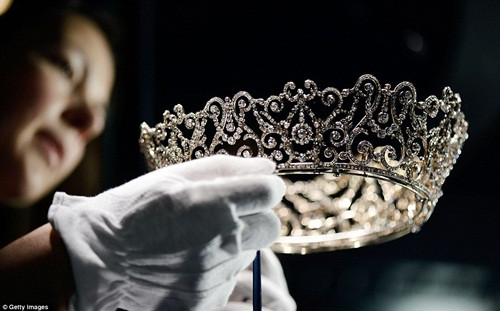 Không kém phần nổi tiếng, chiếc vương miện Durbar Tiara Dehli được chế tác vào năm 1911, giành cho Nữ hoàng Mary và được bà sử dụng tại buổi lễ lớn của Ấn Độ để thể hiện lòng tôn kính với đức vua George V. Durbar Tiara Dehli chưa từng được trưng bày trước công chúng, mang vẻ đẹp rực rỡ của hoạ tiết nạm kim cương, mô phỏng cánh hoa hồng và những đường cong chữ S vô cùng uyển chuyển. Năm 2005, chiếc vương miện được truyền lại cho con dâu của Nữ hoàng, công tước xứ Cambridge và trở thành món nữ trang được vị công tước này rất yêu thích. Không kém phần nổi tiếng, chiếc vương miện Durbar Tiara Dehli được chế tác vào năm 1911, giành cho Nữ hoàng Mary và được bà sử dụng tại buổi lễ lớn của Ấn Độ để thể hiện lòng tôn kính với đức vua George V. Durbar Tiara Dehli chưa từng được trưng bày trước công chúng, mang vẻ đẹp rực rỡ của hoạ tiết nạm kim cương, mô phỏng cánh hoa hồng và những đường cong chữ S vô cùng uyển chuyển. Năm 2005, chiếc vương miện được truyền lại cho con dâu của Nữ hoàng, công tước xứ Cambridge và trở thành món nữ trang được vị công tước này rất yêu thích.