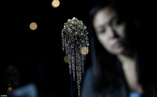 Một món nữ trang khác - chiếc hoa cài áo lấp lánh mang tên Fringe Brooch của Nữ hoàng Victoria là một trong những tác phẩm đá quý mà ít người được chiêm ngưỡng. Chiếc hoa cài áo này gồm 1 viên kim cương lớn ở chính giữa, bao quanh bởi 12 viên kim cương nhỏ hơn và 9 chuỗi kim cương rủ xuống dưới. Đây là lễ vật mà Thổ Nhĩ Kỳ dâng tặng Nữ hoàng Anh. Một món nữ trang khác - chiếc hoa cài áo lấp lánh mang tên Fringe Brooch của Nữ hoàng Victoria là một trong những tác phẩm đá quý mà ít người được chiêm ngưỡng. Chiếc hoa cài áo này gồm 1 viên kim cương lớn ở chính giữa, bao quanh bởi 12 viên kim cương nhỏ hơn và 9 chuỗi kim cương rủ xuống dưới. Đây là lễ vật mà Thổ Nhĩ Kỳ dâng tặng Nữ hoàng Anh.