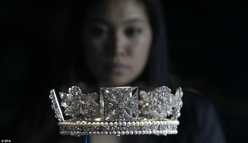 Chiếc vương miện Diamond Diadem nạm 10.000 viên kim cương lớn nhỏ. Chiếc vương miện Diamond Diadem nạm 10.000 viên kim cương lớn nhỏ.