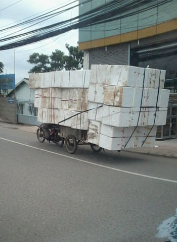"Cao thủ" chở hàng, chụp tại đường Đồng Khởi, TP. Biên Hòa, Đồng Nai. Ảnh: Ha Dai Nhan. "Cao thủ" chở hàng, chụp tại đường Đồng Khởi, TP. Biên Hòa, Đồng Nai. Ảnh: Ha Dai Nhan.