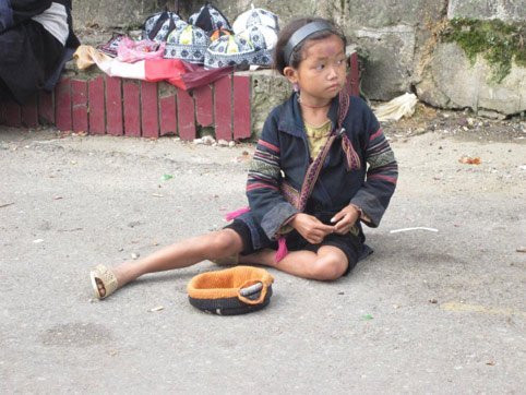 Nhiều em nhỏ phải xin ăn ven đường.