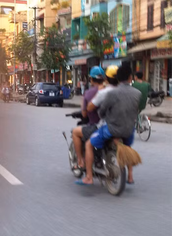 "Phù thủy trên phố", chụp tại đường Quang Trung, Hà Đông. Ảnh: Trần Quốc Việt. "Phù thủy trên phố", chụp tại đường Quang Trung, Hà Đông. Ảnh: Trần Quốc Việt.
