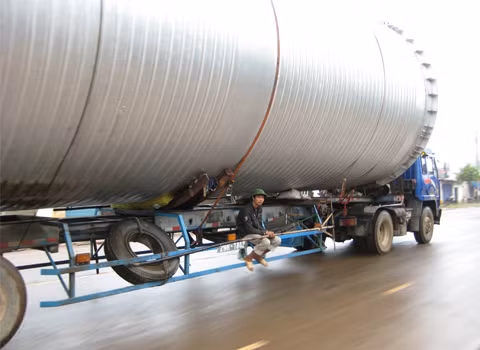 Ngồi vắt vẻo bên hông chiếc xe bồn. Chụp tại Huyện KrôngPăc, Đắk Lắk. Ảnh: Sỹ Phú. Ngồi vắt vẻo bên hông chiếc xe bồn. Chụp tại Huyện KrôngPăc, Đắk Lắk. Ảnh: Sỹ Phú.