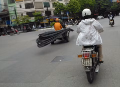 Chụp lúc 12h30 ngày 28/6 tại phố Kim Ngưu rẽ sang Trần Khát Chân, Hà Nội. Ảnh: Trần Xuân Cường. Chụp lúc 12h30 ngày 28/6 tại phố Kim Ngưu rẽ sang Trần Khát Chân, Hà Nội. Ảnh: Trần Xuân Cường.