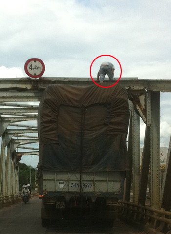 Xe tải "chui" qua cầu. Ảnh: Tran Vu.