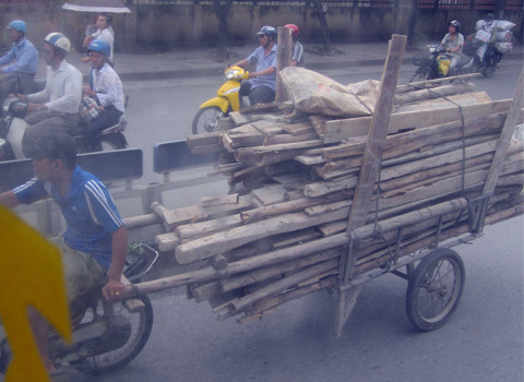 Chiều ngày 27/6 trên tuyến đường Giải Phóng, Hà Nội, một nam thanh niên đầu không đội mũ bảo hiểm, với một tay điểu khiển chiếc Dream, tay còn lại kéo theo xe ván gỗ. Nam thanh niên này đã làm cho bao người tham gia giao thông phải thót tim và không ai dám đi gần". Ảnh: Mạnh Hưng.