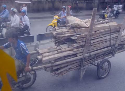 Chiều ngày 27/6 trên tuyến đường Giải Phóng, Hà Nội, một nam thanh niên đầu không đội mũ bảo hiểm, với một tay điểu khiển chiếc Dream, tay còn lại kéo theo xe ván gỗ. Nam thanh niên này đã làm cho bao người tham gia giao thông phải thót tim và không ai dám đi gần". Ảnh: Mạnh Hưng. Chiều ngày 27/6 trên tuyến đường Giải Phóng, Hà Nội, một nam thanh niên đầu không đội mũ bảo hiểm, với một tay điểu khiển chiếc Dream, tay còn lại kéo theo xe ván gỗ. Nam thanh niên này đã làm cho bao người tham gia giao thông phải thót tim và không ai dám đi gần". Ảnh: Mạnh Hưng.