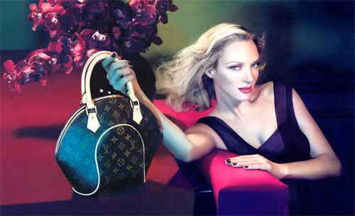 Túi Ellipse là một trong những thiết kế độc đáo của LV, với hình ellipse mềm mại, nữ tính. Ngoại hình nhỏ nhắn nhưng bên trong lại có diện tích đáp ứng đủ nhu cầu của chị em phụ nữ.