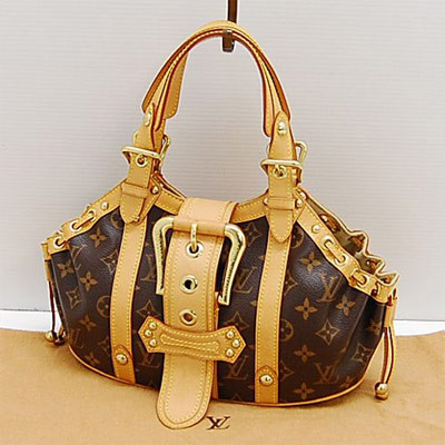Túi Theda là một sản phẩm sản xuất có hạn của Louis Vuitton, được thiết kế theo hình con sò, chất liệu mềm với nhiều sợi dây rút. Túi Theda là một sản phẩm sản xuất có hạn của Louis Vuitton, được thiết kế theo hình con sò, chất liệu mềm với nhiều sợi dây rút.