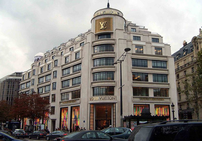 Năm 1914, tòa nhà Louis Vuitton được xây dựng trên đại lộ Champs-Elysees, trở thành nơi trưng bày và bán các sản phẩm hàng hiệu lớn nhất thế giới lúc bấy giờ. Năm 1914, tòa nhà Louis Vuitton được xây dựng trên đại lộ Champs-Elysees, trở thành nơi trưng bày và bán các sản phẩm hàng hiệu lớn nhất thế giới lúc bấy giờ.