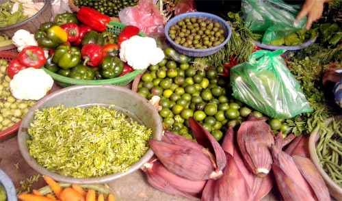 Hoa thiên lý, hoa chuối... cũng được nhiều bà nội trợ chọn lựa. Hoa thiên lý, hoa chuối... cũng được nhiều bà nội trợ chọn lựa.