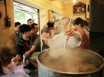 Một quán bún được mệnh danh là "bún mắng" Hà Nội. Một quán bún được mệnh danh là "bún mắng" Hà Nội.