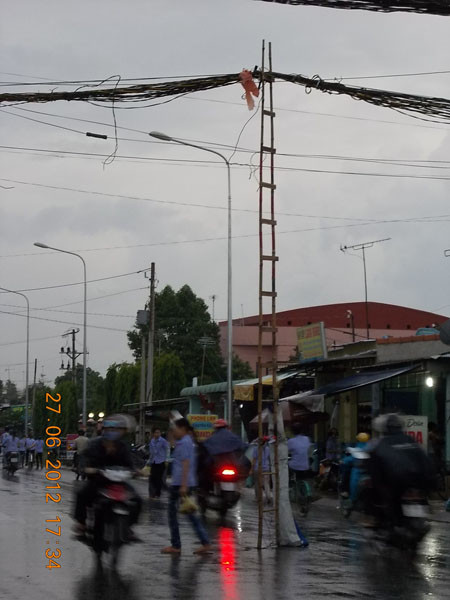 Biện pháp tạm thời để dây điện đỡ võng xuống. Biện pháp tạm thời để dây điện đỡ võng xuống.