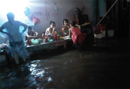 Dù ngập thì vẫn phải "chiến". Dù ngập thì vẫn phải "chiến".