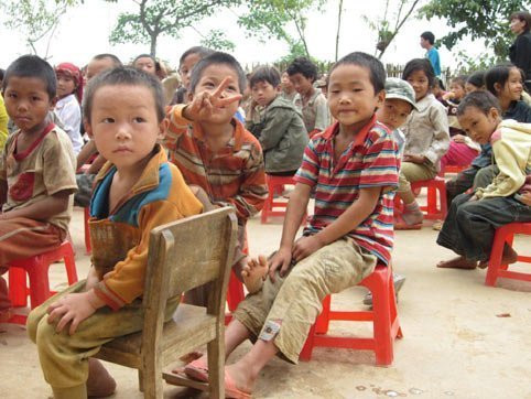 Các em nhỏ rất hồn nhiên và vô tư.